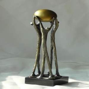 Escultura de aluminio fundido a mano que explora la calma estructural, el peso equilibrado y la intensidad silenciosa de la forma moderna. - Product Image 1