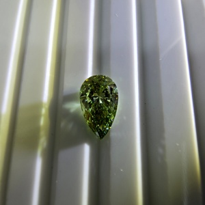 เพชรทรงลูกแพร์เจียระไนแบบบริลเลียนท์สีเขียวสดใส น้ำหนัก 1.5 กะรัต ระดับความสะอาด VS2 เพชรเพาะเลี้ยงในห้องปฏิบัติการ ได้รับการรับรองจาก IGI เพชรเม็ดเดี่ยวสำหรับทำเครื่องประดับ - Product Image 3