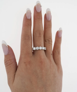 Bague éternelle pour femme en argent sterling 925 plaqué rhodium avec diamant naturel taille émeraude - Product Image 4