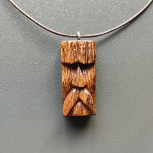 Collar con Colgante Tiki de Madera, Tallado a Mano, Acabado Natural, Joyería Artesanal de Madera Marrón - Product Image 1