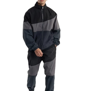 Veste de survêtement coupe-vent imperméable noire légère imprimée pour homme avec capuche, doublure polaire et fermeture éclair – Vente en gros - Product Image 1