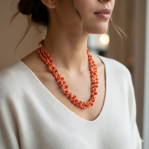 สร้อยคอประดับลูกปัดกระดูกทรงกลมสีส้มสดใส ทำด้วยมือ พร้อมดีเทลสีขาว และตัวล็อคแบบก้ามปูที่ปรับได้ - Product Image 2