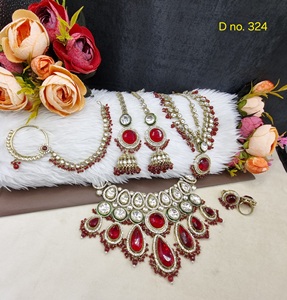 Ensemble de bijoux ethniques élégant pour mariée, style Kundan, comprenant un collier ras-du-cou, des boucles d'oreilles pendantes Jhumka assorties, un anneau de nez Damini et un anneau de doigt - Product Image 2