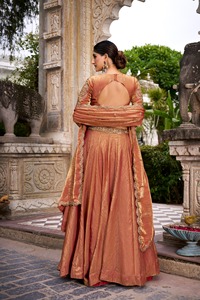 Robe de mariée ou de bal traditionnelle longue pour femmes, ornée de paillettes et de broderies en fil, style Lehenga Choli - Product Image 6