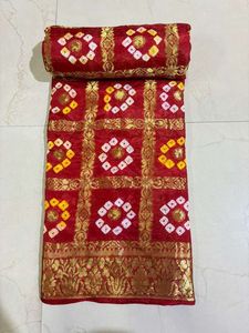 Sari Gharchola Bandhani de Seda, Estilo Artesanal, Diseño Tradicional Indio, Prenda Étnica de Lujo para Bodas y Fiestas - Product Image 4