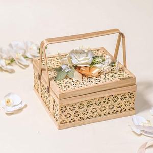 Cesta de Regalo Tejida a Mano Natural - Cesta de Mimbre de Lujo para Navidad y Año Nuevo - Empaque de Regalo Sostenible para Empresas y Festividades - Product Image 3