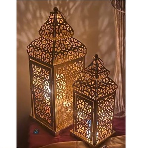 Lanterne en métal décorative gravée à la main avec finition dorée, lanterne en métal décorative sculptée à la main, article à suspendre au sol - Product Image 2