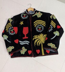 Chaqueta de terciopelo con bordado Suzani, estilo bohemio floral, de colores intensos, artesanal, para ocasiones festivas. - Product Image 5