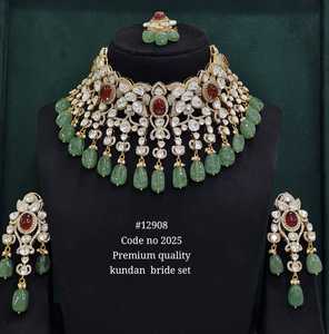 Collier et boucles d'oreilles de mariée Kundan de qualité supérieure 12908, plaqués or, avec perle ovale verte, pour mariage et fiançailles - Product Image 3