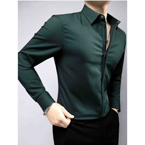 L'article est un polo pour homme à col zippé, coupe ajustée, souvent appelé chemise technique à col zippé ou polo en tricot de luxe. - Product Image 1