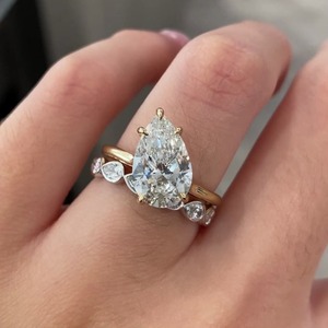 Bague solitaire en diamant de laboratoire taille poire inclinée de 2,82 carats en or jaune plaqué rhodium, bijoux de luxe pour fiançailles et anniversaire - Product Image 4