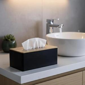 Porta pañuelos rectangular con base de plástico negro y tapa de madera clara, accesorio elegante y funcional para comedor al aire libre y uso en patio. - Product Image 5
