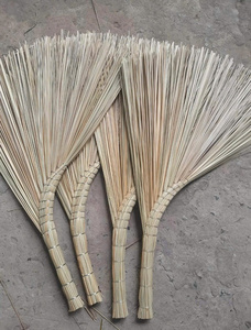 SAFIMEX Balai à feuilles de coco à long manche, écologique, avec pelle à poussière intégrée, outil de nettoyage sans effort, design vietnamien traditionnel, 35-44 pouces - Product Image 1