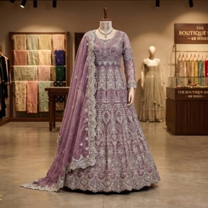 Lehenga Choli de mariée de luxe rose poudré brodé avec des sequins épais, dupatta en filet et tenue de mariage de créateur à manches longues - Product Image 1