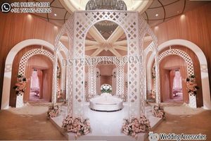Mandap de Boda del Sur de la India con Diamantes, Columnas de Cristal, Set de Mandap Real, Marco Redondo Exclusivo, en Venta en Los Ángeles, EE. UU. - Product Image 3