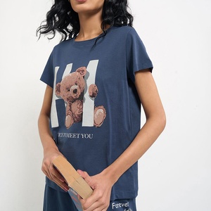 เสื้อยืดลายตุ๊กตาหมีสำหรับผู้หญิง คอกลม แขนสั้น สีน้ำเงินเข้ม ผ้าฝ้าย ผลิตโดยผู้ผลิตเสื้อผ้า - Product Image 4