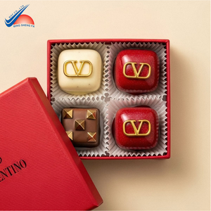 Boîte de collection de chocolats de luxe en édition limitée avec un design de couverture artistique - Product Image 1