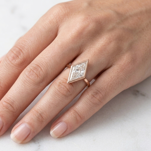 Bague de fiançailles classique pour femme en or jaune 18 carats avec diamant de laboratoire taille losange serti clos, certifié IGI, clarté F VVS2 - Product Image 2