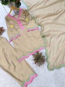 Conjunto Indio-Pakistaní Bordado en Rosa Beige, Túnica Ligera, Pantalones Palazzo y Dupatta de Tela de Red, para Fiestas y Bodas - Product Image 4