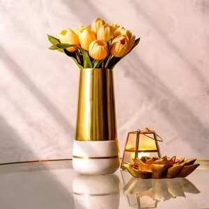 Vase décoratif en métal de designer, centre de table haut de gamme pour décoration florale de mariage - Product Image 4