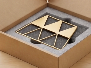 Moderno Porta Servilletas Triangular de Metal en Tono Dorado con Diseño Elegante, Perfecto para Uso en el Hogar y la Cocina - Product Image 6