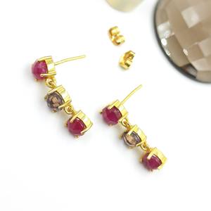 Boucles d'oreilles pendantes en pierres précieuses rondes teintées rubis et améthyste, vente en gros - Product Image 4
