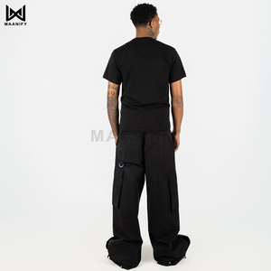 เสื้อยืดโอเวอร์ไซส์สีดำพิมพ์โลโก้ OEM สำหรับผู้ชาย สไตล์สตรีทแวร์ ผ้าคอตตอนหวี ย้อมสีเสื้อผ้า ผลิตโดยผู้ผลิต MAANIFY ขายดีที่สุด - Product Image 3