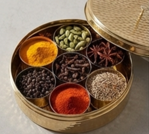 Boîte à épices ronde en métal doré de qualité supérieure avec couvercle martelé et petit récipient pour le rangement en cuisine - Product Image 3