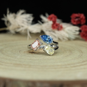 Anillo de Plata de Ley 925 con Diseño Único Romántico de Moissanita con Engaste de Garras en Forma de Corazones - Product Image 1