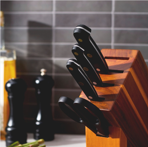Ensemble de couteaux de cuisine à manche noir avec lames argentées, bloc de rangement en bois brun et ciseaux pour trancher, hacher et préparer les aliments - Product Image 5