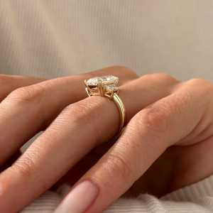 Anillo de Diamantes de Tres Piedras Radiantes y Trapezoidales de 4 Quilates en Total, Anillo Clásico de Tres Piedras en Oro Amarillo de 14k, Certificado por IGI - Product Image 3