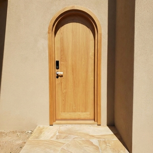 Porte intérieure traditionnelle en bois massif cintrée, finition décorative, battante manuelle, pour entrée - Product Image 3