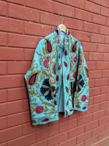 เสื้อแจ็คเก็ตซูซานีสีฟ้าพรีเมียมสำหรับผู้หญิง งานปักลายดอกไม้ทำมือ สไตล์โบฮีเมียน เสื้อคลุมดีไซน์เนอร์ขายส่ง - Product Image 3