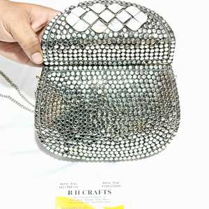 Pochette élégante et intemporelle pour femme avec une touche contemporaine, ornée d'accents scintillants, en vente - Product Image 3