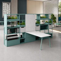 Bureau de travail moderne en acier avec rangement intégré, étagères murales ouvertes, panneau d'intimité gris et plateau de travail blanc