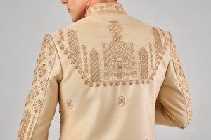 Traje de novio de cuerpo completo con bordes dorados imperiales, tela de tacto divino, estilo Taj Palace, para bodas. - Product Image 5