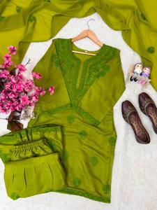 Conjunto de Salwar Kameez Verde Chartreuse de Moda con Bordado Tonal en el Cuello, Túnica Corta y Sharara de Varias Capas con Estampado y Pañuelo 3 - Product Image 5
