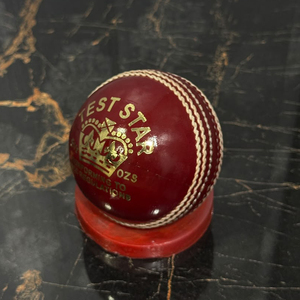 ลูกคริกเก็ต RED Cricket Hard Ball Test Star 156 กรัม หนังวัวแท้ 3 ชั้น แกนคอร์ก เย็บมือ คุณภาพระดับ Test Match ยี่ห้อ IBEX HILL - Product Image 1