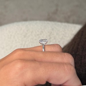 Anillo de Oro con Diamante Cultivado en Laboratorio de Corte Radiante de 2.10 Quilates para Mujer |   Anillo de compromiso de lujo con halo oculto |   Elegante Boda Nupcial - Product Image 5