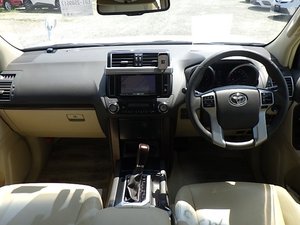 Auto Usado 2024, SUV Blanco, 8 Asientos, Faros Halógenos, Interior Claro, Transmisión Automática, Neumáticos R20, Gasolina - Product Image 3