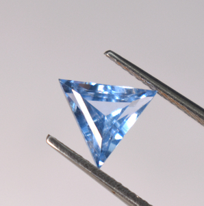 Corindon bleu de laboratoire 9 mm facetté en forme de trion, qualité AAA, pierres précieuses en vrac pour la fabrication de bijoux de luxe - Product Image 3