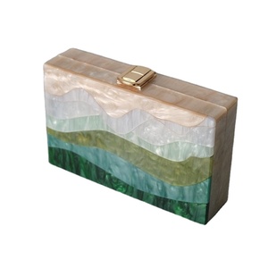 Elegante bolso de mano de resina epoxi hecho a mano con acabado suave y brillante, perfecto para Bodas de mujer, cenas, eventos, desfiles de moda - Product Image 3