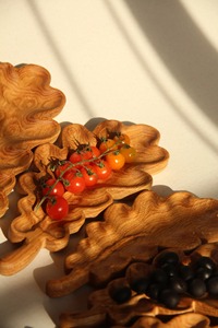 Assiettes en bois en forme de feuille, faites à la main, design rustique, pour servir des desserts, des fruits secs et des collations légères, avec une esthétique naturelle. - Product Image 6