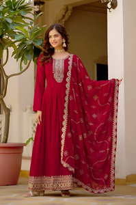 Vestido con bordado de hilo dorado y delicado bordado artesanal. Incluye una dupatta a juego para completar su look festivo y majestuoso. - Product Image 4