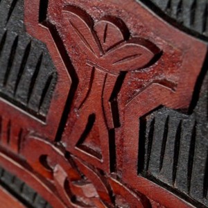 Bouclier Viking en bois artisanal de forme ronde, design nordique, pour accessoires de costume et décoration murale - Product Image 3