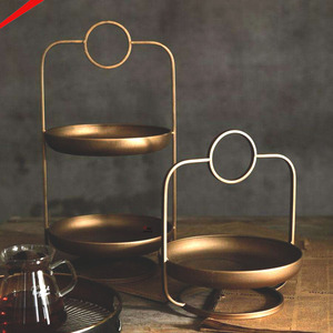 Support à gâteau vintage en métal doré à 2 niveaux, plateau de service décoratif pour la décoration intérieure, les fêtes et support à fruits moderne - Product Image 3