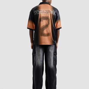 Polo Homme Oversize Streetwear à Manches Courtes, Motif Imprimé Dégradé Noir Orange, en Polyester Tissé avec Logo Frontal - Product Image 2