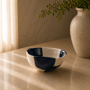 Bol à soupe artisanal en céramique peint à la main, motif géométrique abstrait audacieux, finition émaillée résistante à la chaleur pour un attrait moderne à la table - Product Image 1