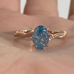 Anillo de Compromiso de Moissanita Azul Corte Ovalado, Plata de Ley 925 con Engaste Pavé, Estilo Romántico para Mujer, Regalo para Mujer - Product Image 6