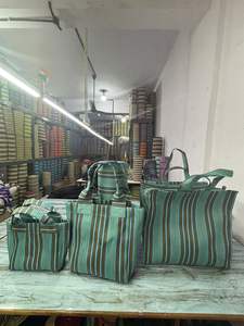 ถุงช้อปปิ้งแบบมีหูหิ้วคู่ลายทาง ผลิตจากวัสดุ PP ทอ เป็นมิตรต่อสิ่งแวดล้อม ใช้ซ้ำได้ ผลิตจากไนลอนรีไซเคิลและโพลีโพรพิลีนพลาสติกที่ยั่งยืน - Product Image 4